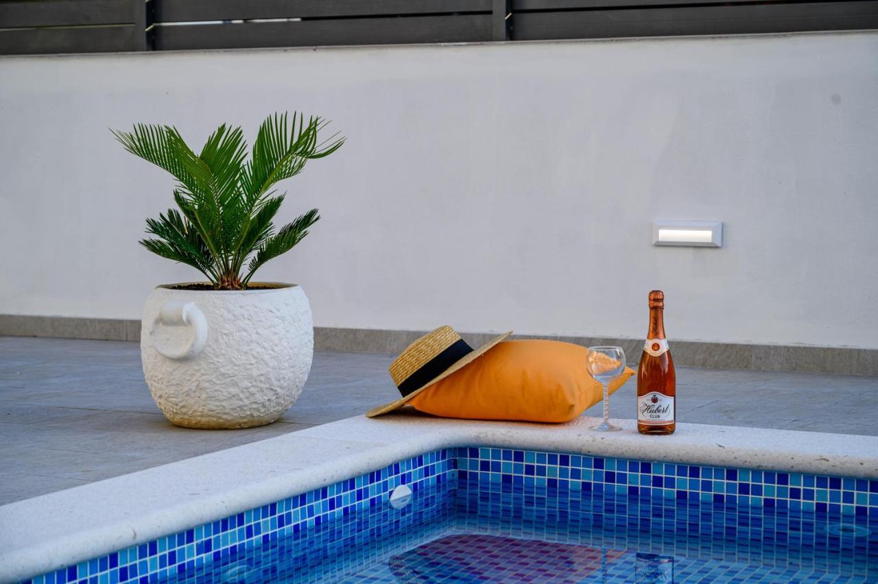 Villa Relax - Beautiful Apartment With Heated Saltwater Pool & Jacuzzi Kastela Exterior photo