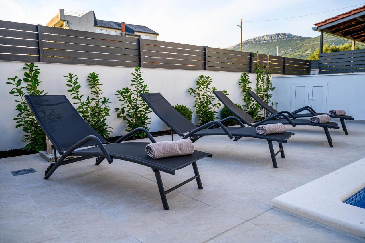 Villa Relax - Beautiful Apartment With Heated Saltwater Pool & Jacuzzi Kastela Exterior photo