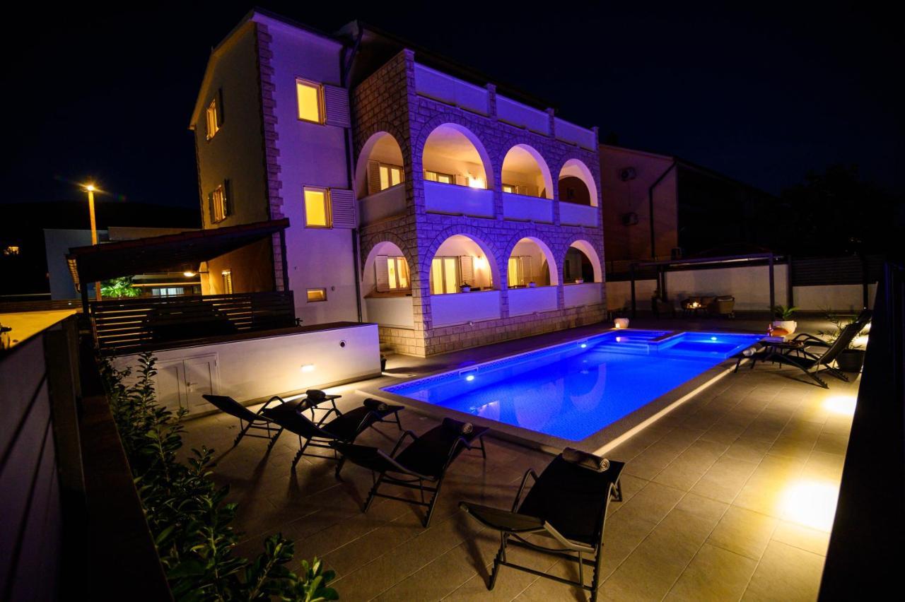 Villa Relax - Beautiful Apartment With Heated Saltwater Pool & Jacuzzi Kastela Exterior photo