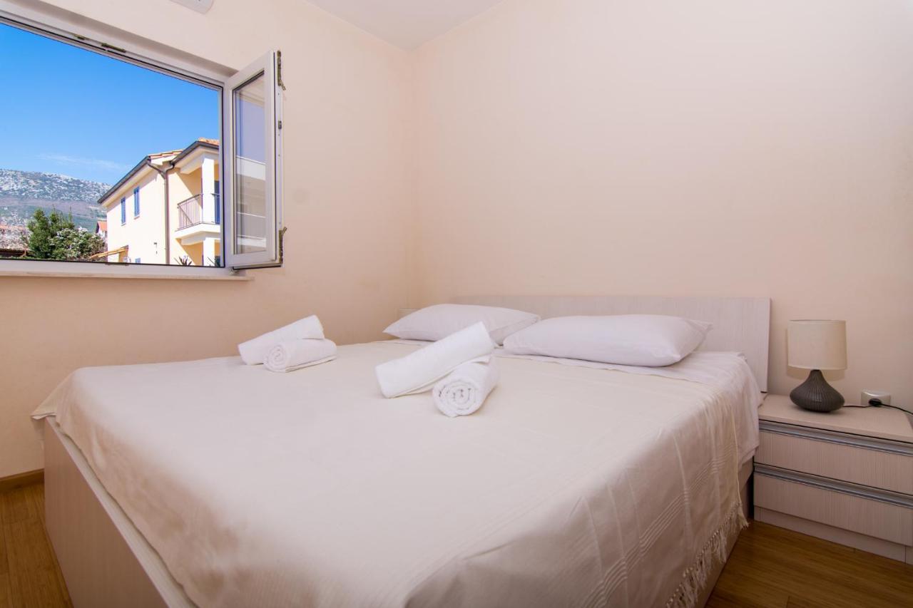 Villa Relax - Beautiful Apartment With Heated Saltwater Pool & Jacuzzi Kastela Exterior photo