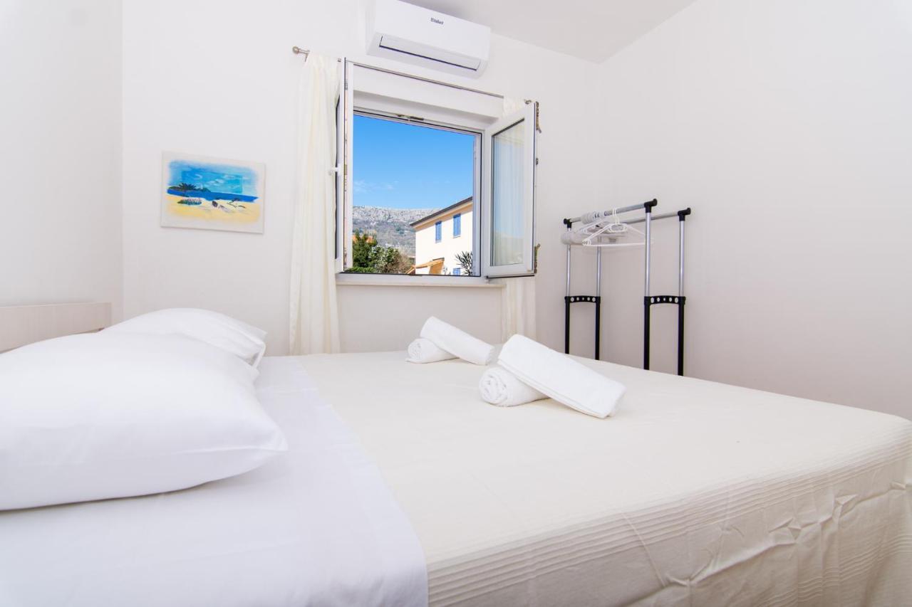 Villa Relax - Beautiful Apartment With Heated Saltwater Pool & Jacuzzi Kastela Exterior photo
