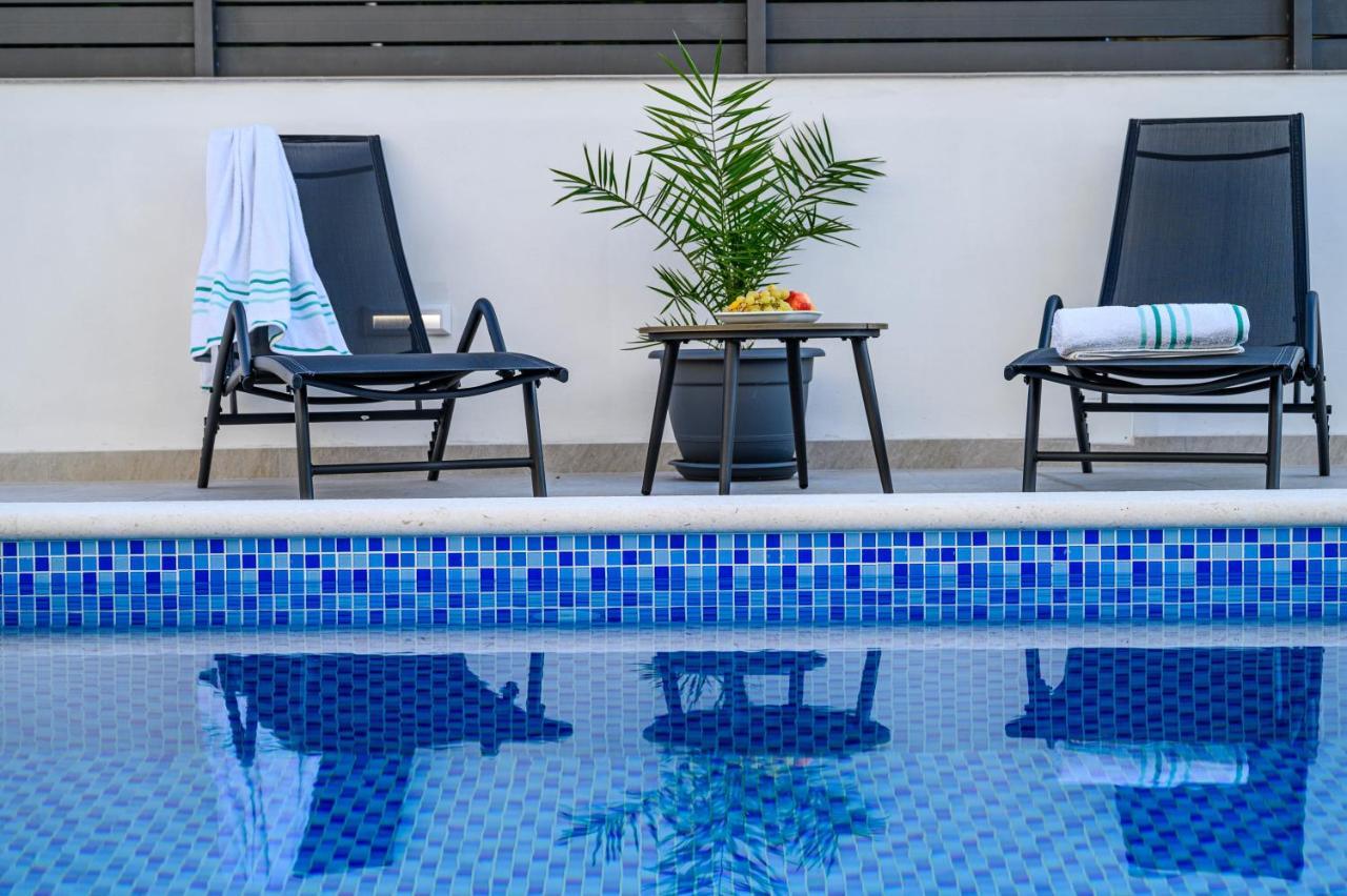 Villa Relax - Beautiful Apartment With Heated Saltwater Pool & Jacuzzi Kastela Exterior photo