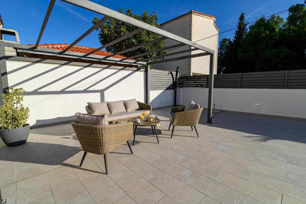 Villa Relax - Beautiful Apartment With Heated Saltwater Pool & Jacuzzi Kastela Exterior photo