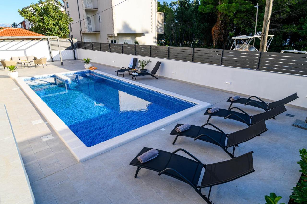 Villa Relax - Beautiful Apartment With Heated Saltwater Pool & Jacuzzi Kastela Exterior photo