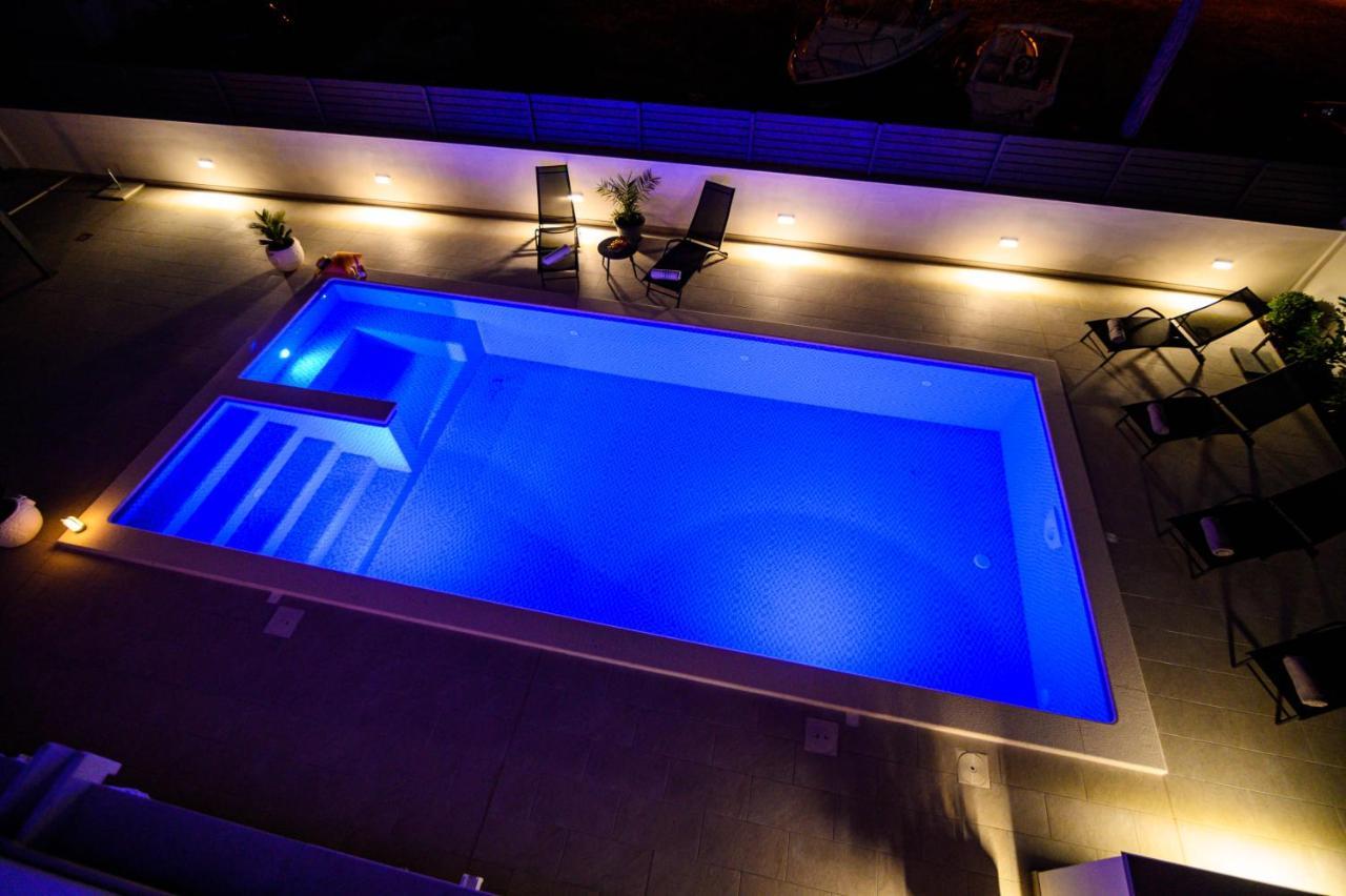 Villa Relax - Beautiful Apartment With Heated Saltwater Pool & Jacuzzi Kastela Exterior photo