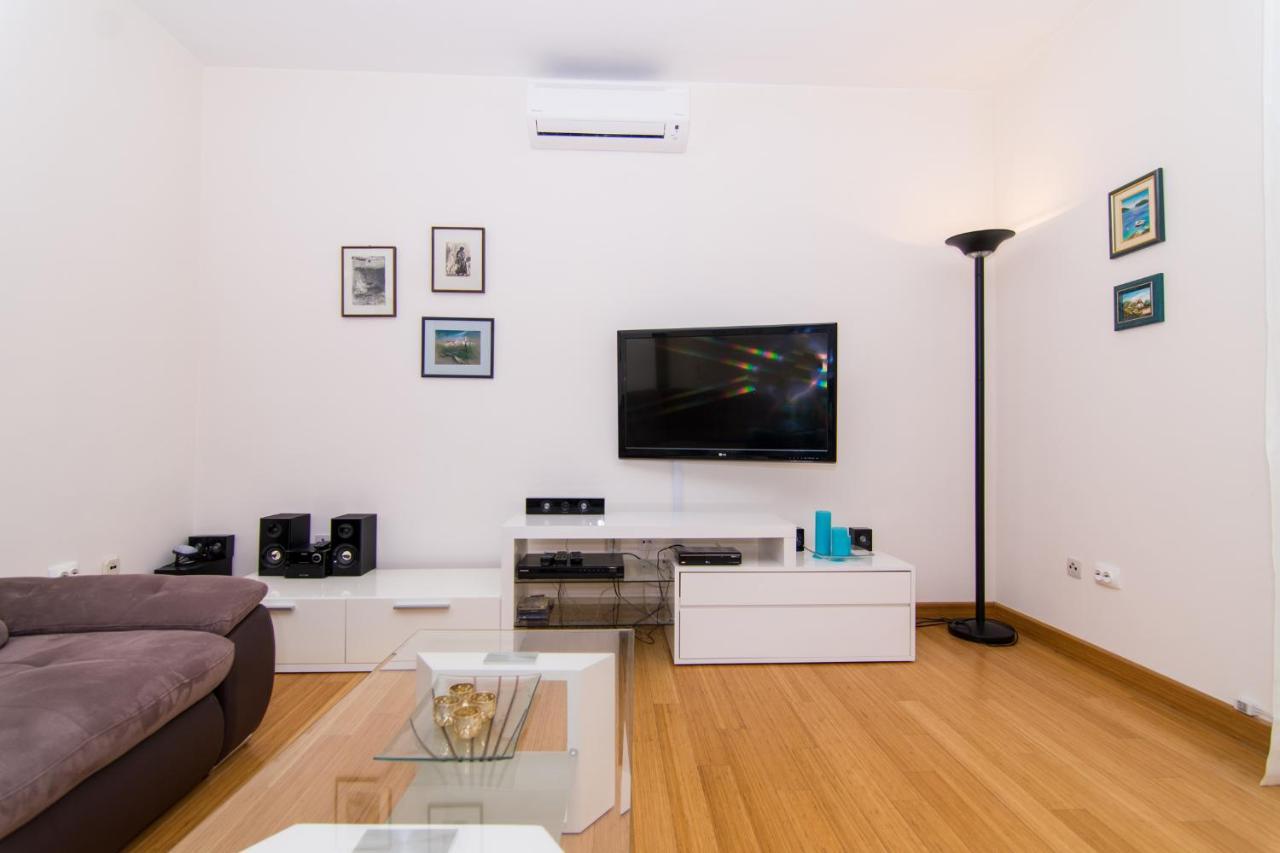 Villa Relax - Beautiful Apartment With Heated Saltwater Pool & Jacuzzi Kastela Exterior photo