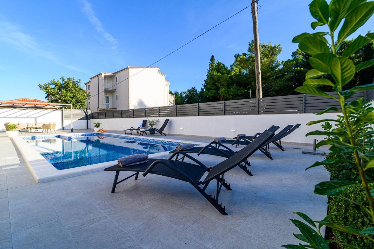 Villa Relax - Beautiful Apartment With Heated Saltwater Pool & Jacuzzi Kastela Exterior photo
