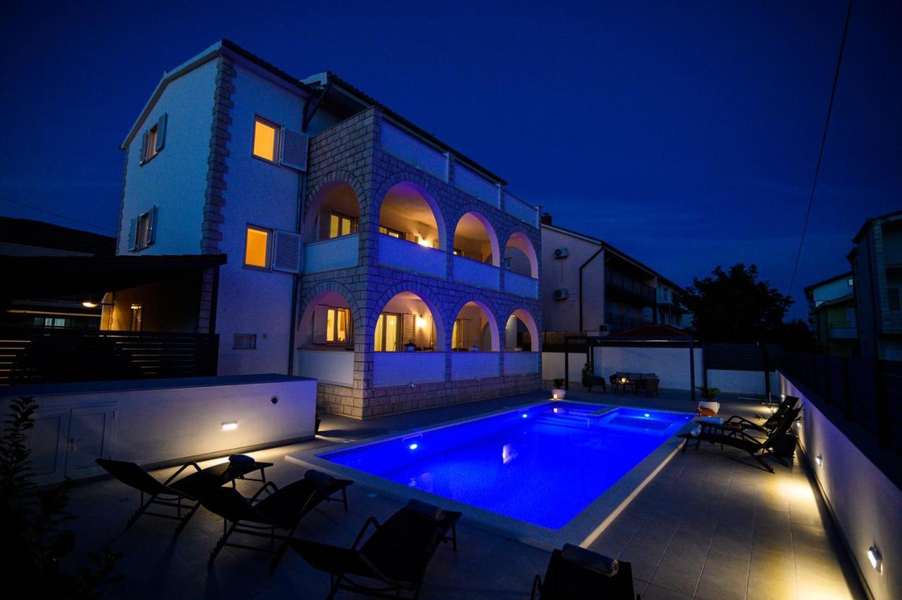 Villa Relax - Beautiful Apartment With Heated Saltwater Pool & Jacuzzi Kastela Exterior photo