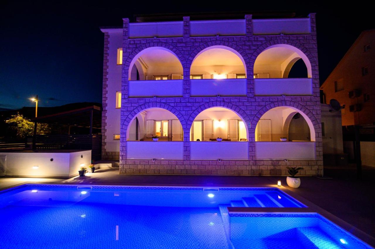Villa Relax - Beautiful Apartment With Heated Saltwater Pool & Jacuzzi Kastela Exterior photo