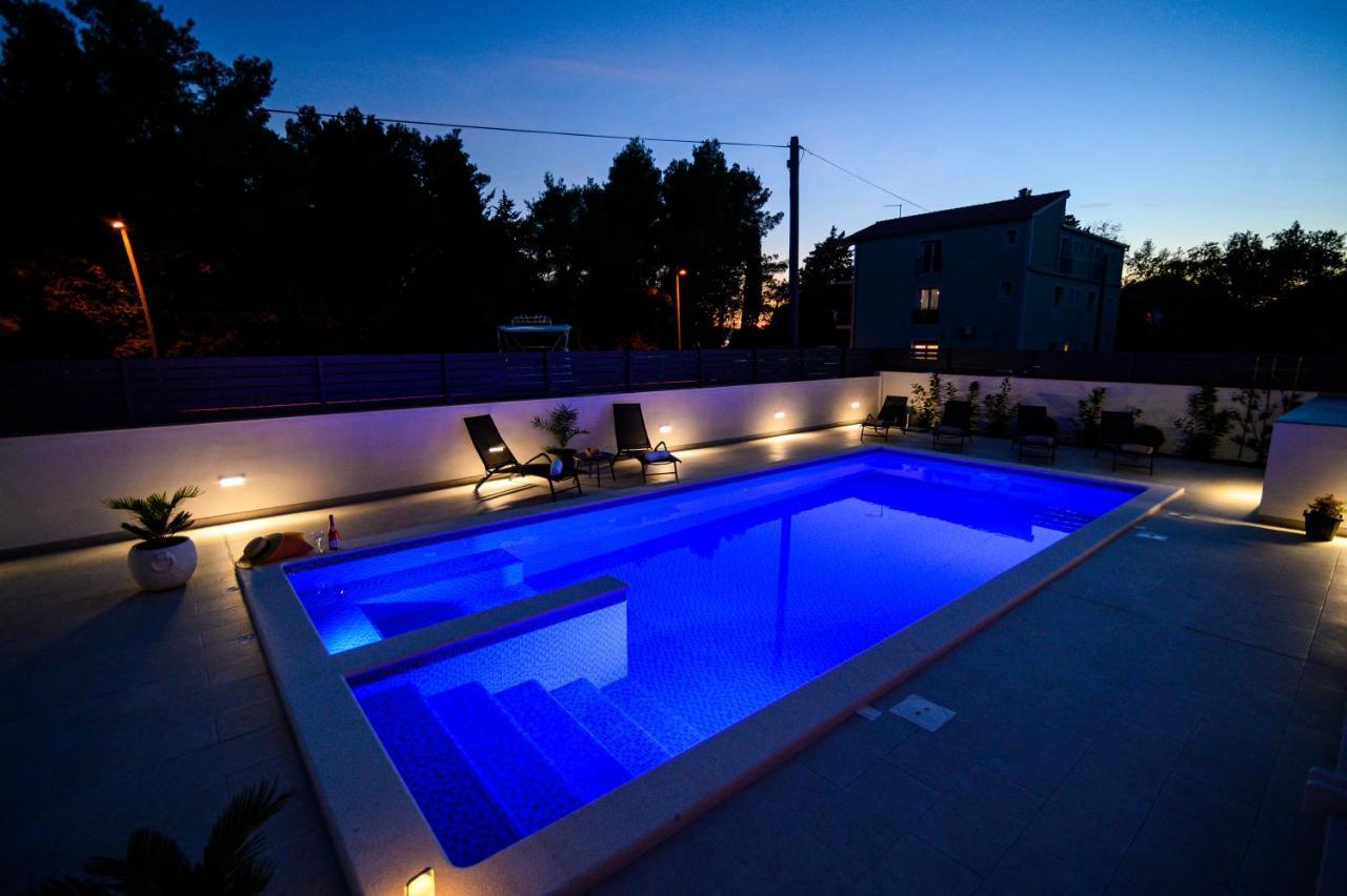 Villa Relax - Beautiful Apartment With Heated Saltwater Pool & Jacuzzi Kastela Exterior photo